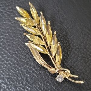 Elegant Gold Leaf Brooch